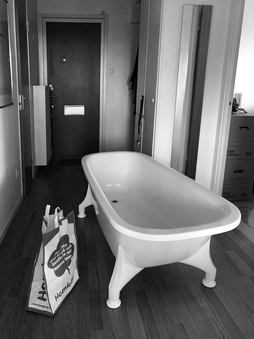 Bathtub says thank you and goodbye - Tiina Rantanen